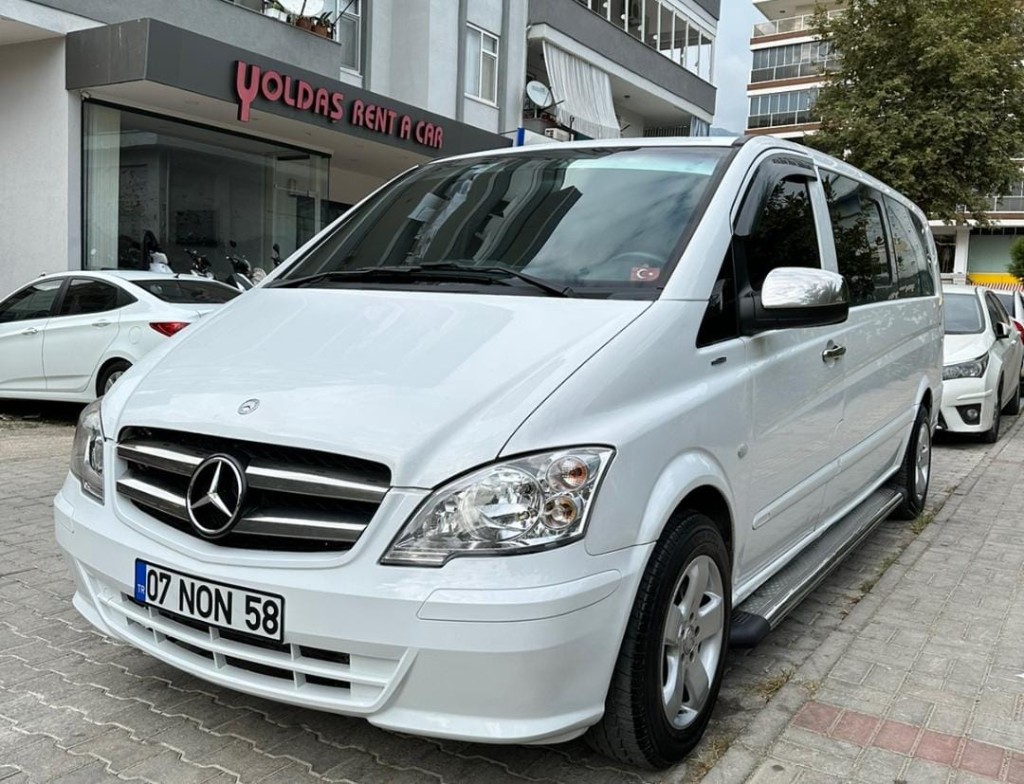 Mercedes Vito transfer aracı - Yoldaş Rent a Car önünde ön görünüm