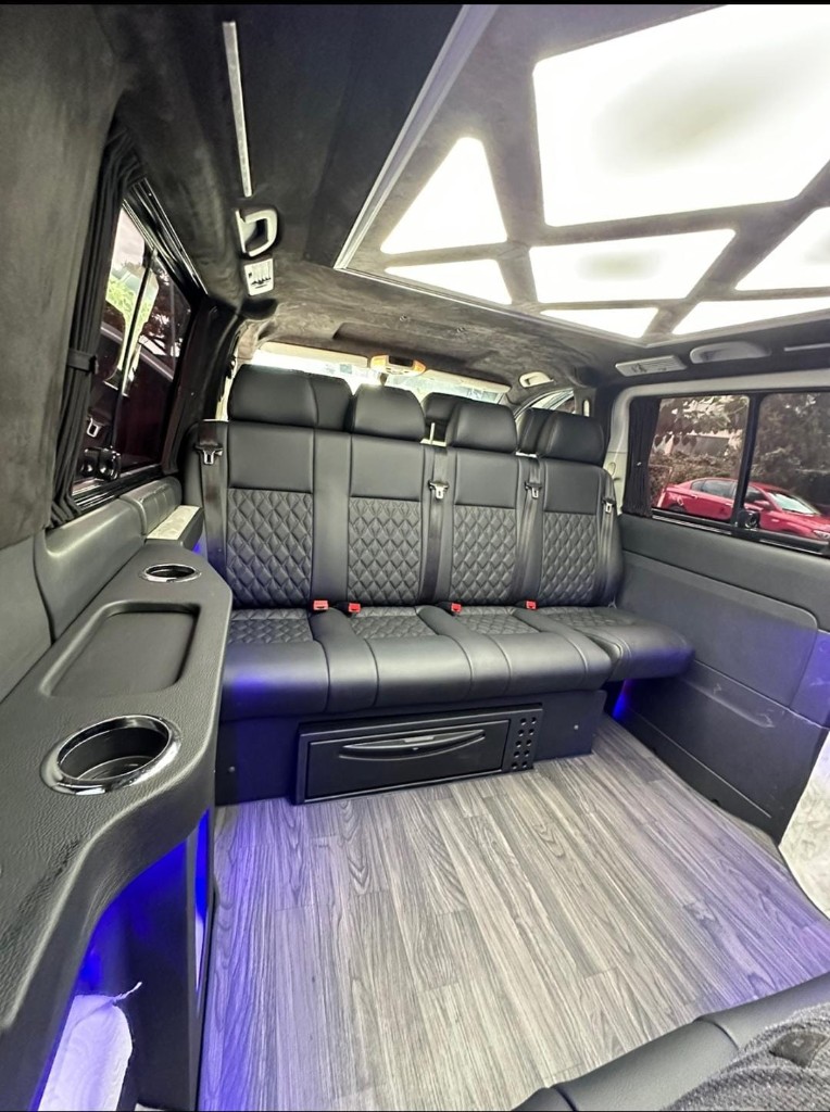 Mercedes Vito VIP iç mekan - deri koltuklar ve tavan aydınlatması